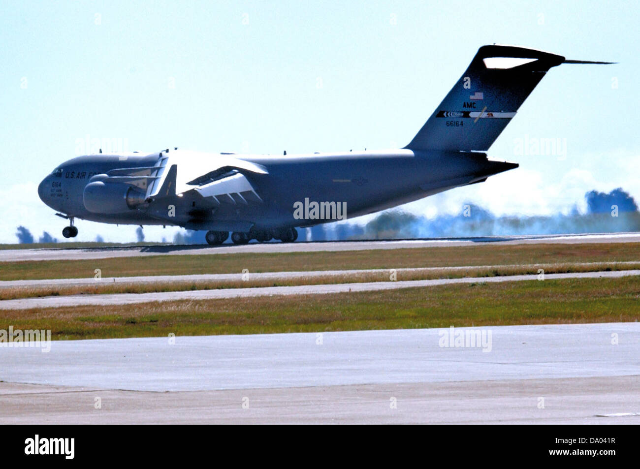La 60e escadre de mobilité aérienne exploite le Boeing C-17A Globemaster III, un avion cargo polyvalent utilisé pour le déploiement stratégique rapide et les missions de transport aérien. Cet avion est essentiel à la logistique militaire et au transport dans le monde entier. Banque D'Images La 60e escadre de mobilité aérienne exploite le Boeing C-17A Globemaster III, un avion cargo polyvalent utilisé pour le déploiement stratégique rapide et les missions de transport aérien. Cet avion est essentiel à la logistique militaire et au transport dans le monde entier. Banque D'Images