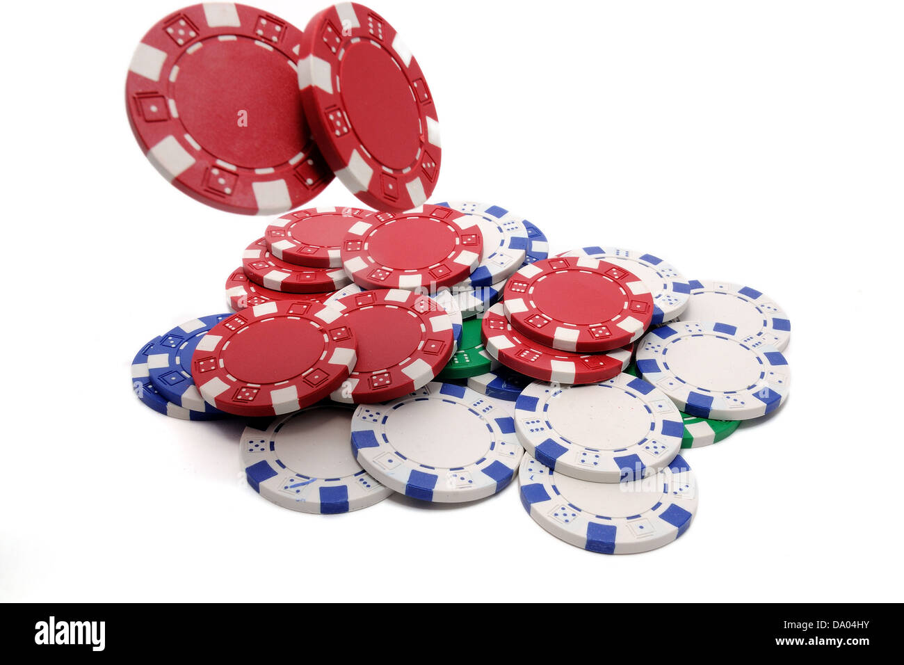 Une pile de jetons de poker, ou des jetons de Casino, isolé sur fond blanc.  Quatre d'entre eux sont aux commandes, jeté par quelqu'un Photo Stock -  Alamy
