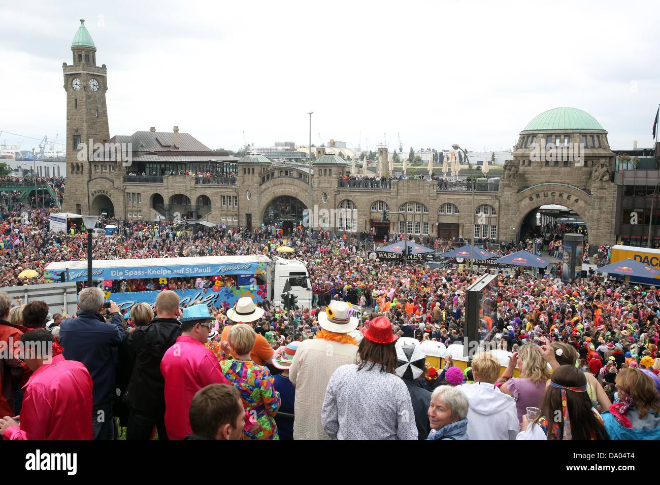 Parti des fans de musique Schlagermove à Schlager Parade 2013 à Hambourg, Allemagne, 29 juin 2013. Sous la devise 'Festival de l'amour' fans déplacé avec 45 camions à travers le quartier St Pauli à Hambourg. Photo : BODO MARKS Banque D'Images