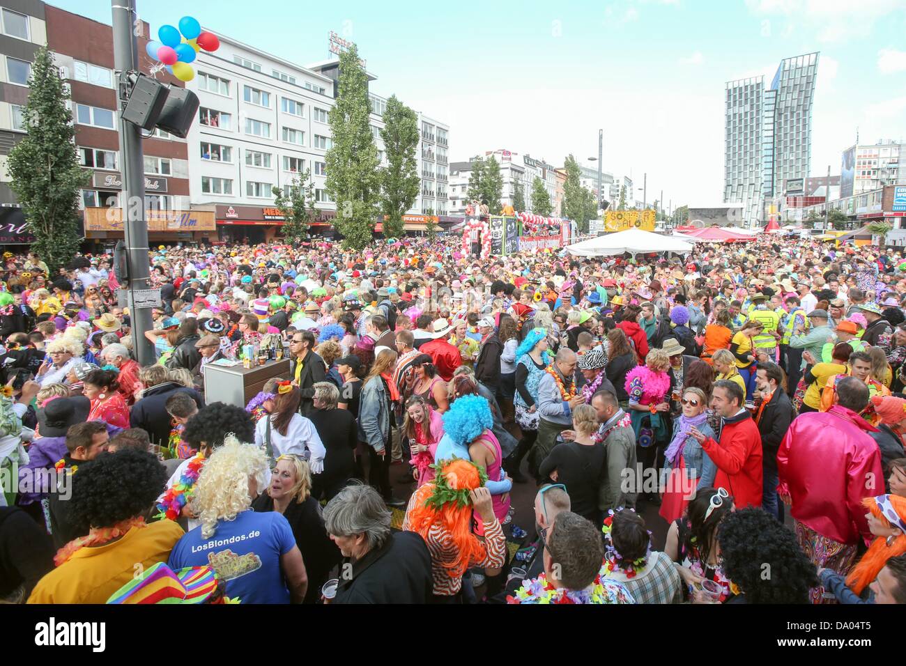 Parti des fans de musique Schlagermove à Schlager Parade 2013 à Hambourg, Allemagne, 29 juin 2013. Sous la devise 'Festival de l'amour' fans déplacé avec 45 camions à travers le quartier St Pauli à Hambourg. Photo : BODO MARKS Banque D'Images