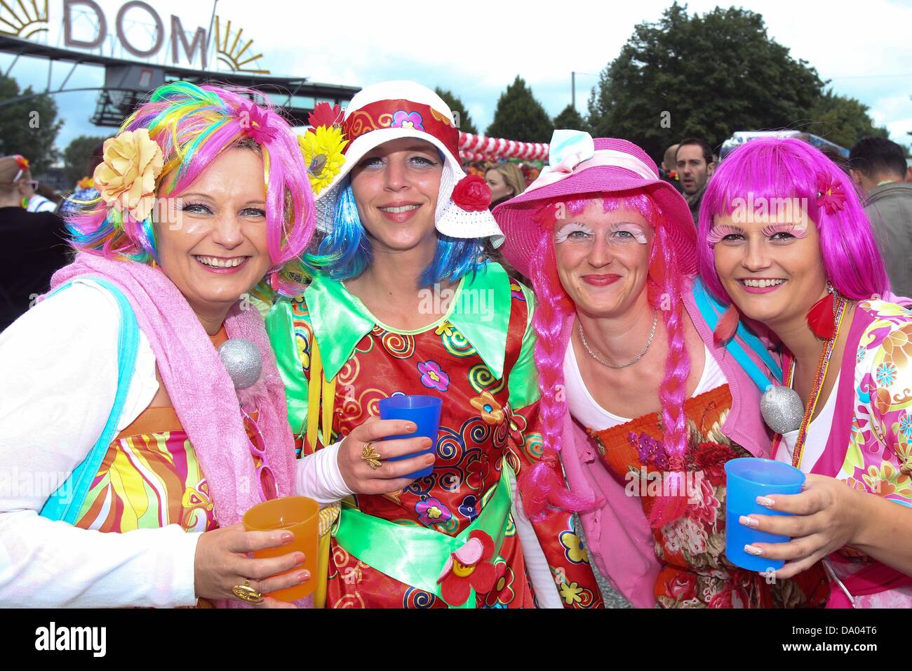 Parti des fans de musique Schlagermove à Schlager Parade 2013 à Hambourg, Allemagne, 29 juin 2013. Sous la devise 'Festival de l'amour' fans déplacé avec 45 camions à travers le quartier St Pauli à Hambourg. Photo : BODO MARKS Banque D'Images