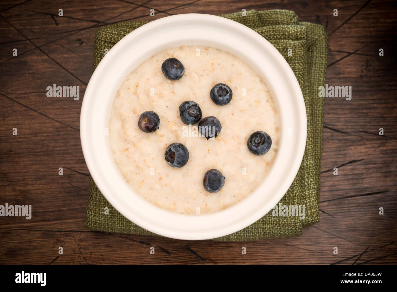 Bol de porridge avec des bleuets à partir de ci-dessus. Banque D'Images