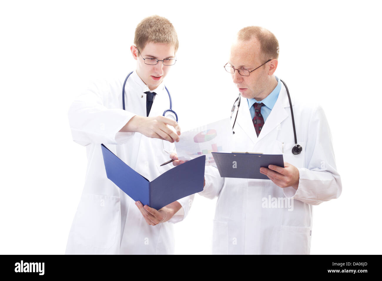 Les médecins de discuter au sujet de résultats des tests sanguins Banque D'Images