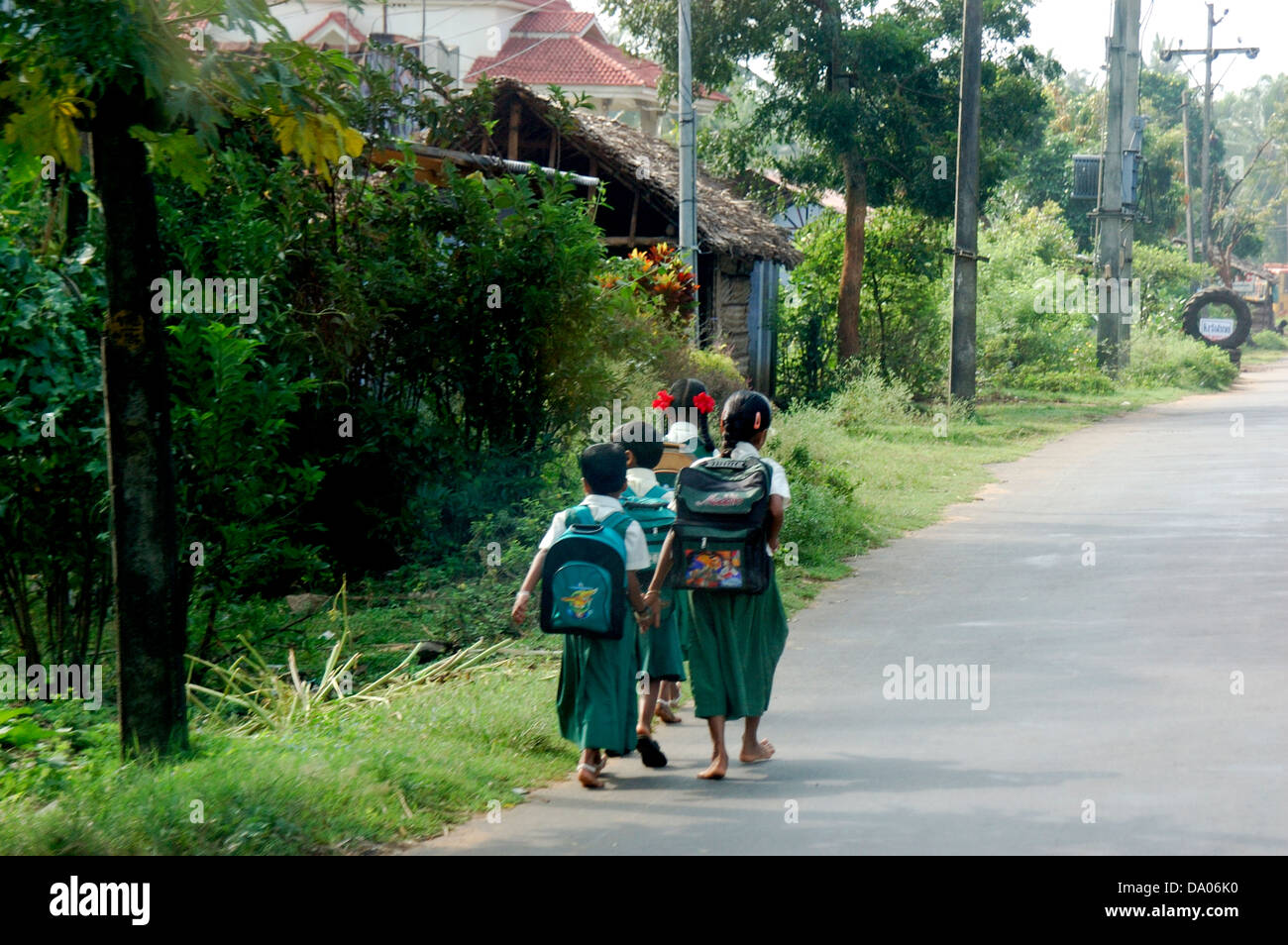 Les filles vont à l'école portant sacs d'école d'un village en Inde,asia,l'Inde du sud. Banque D'Images