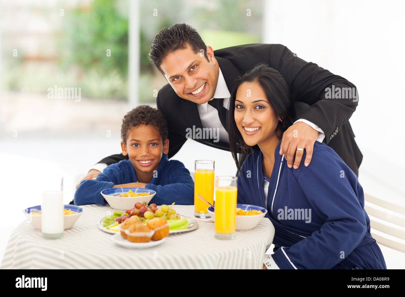 Portrait of happy indian man et la famille avant de quitter pour le travail Banque D'Images