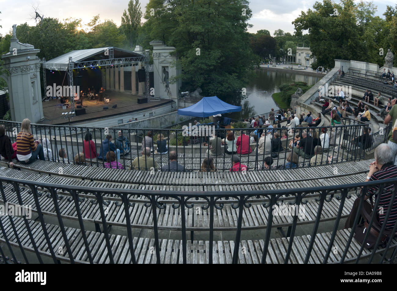 Les gens au concert à l'amphithéâtre du Parc des Thermes royaux, de Lazienki Królewskie, Varsovie, Warszawa, Pologne, Polska Banque D'Images