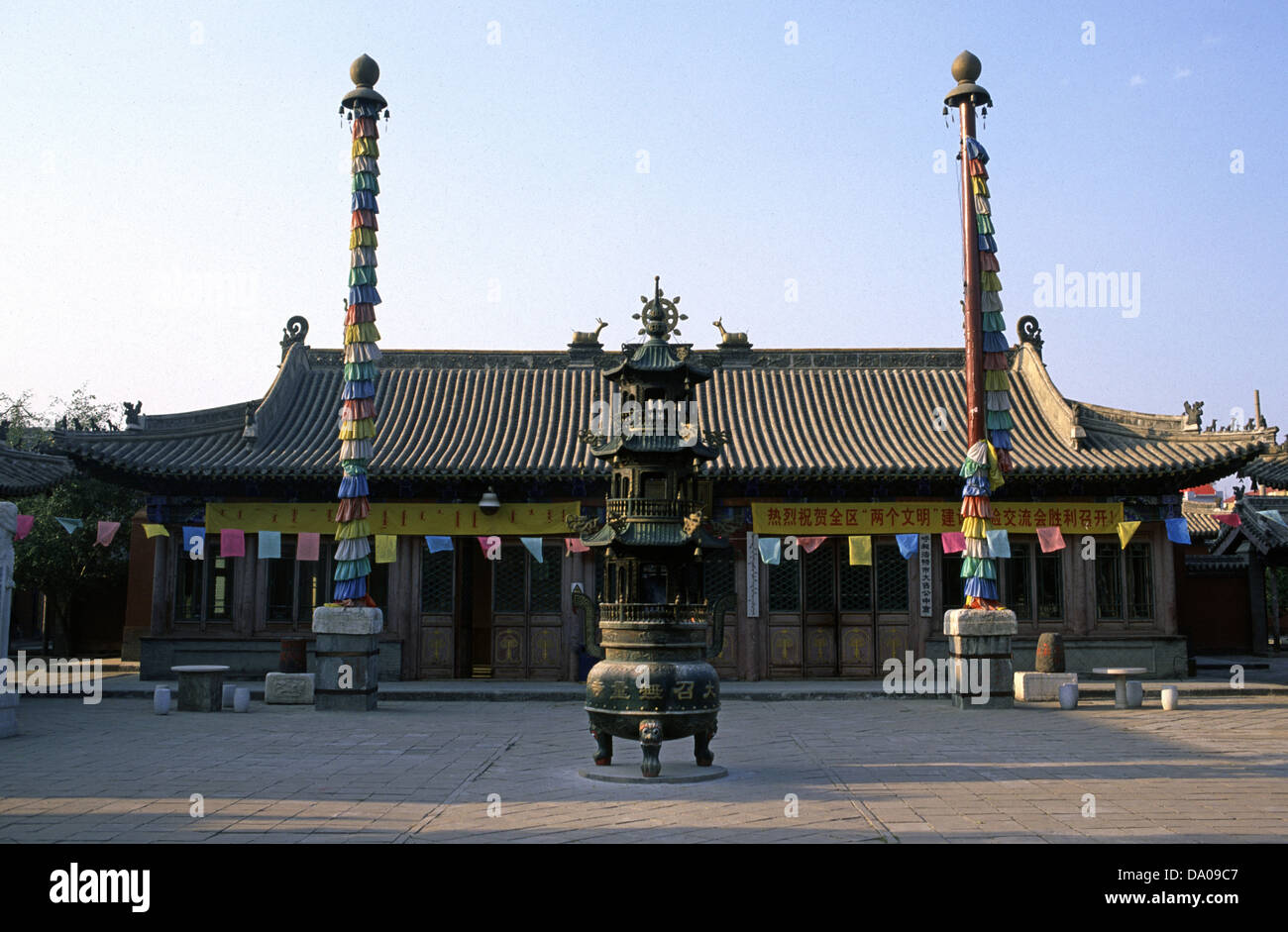 Encens Ding en face de Ih Juu ou Temple Da Zhao un monastère bouddhiste construit en 1579 à Hohhot capitale de la région autonome de Mongolie intérieure. Chine Banque D'Images