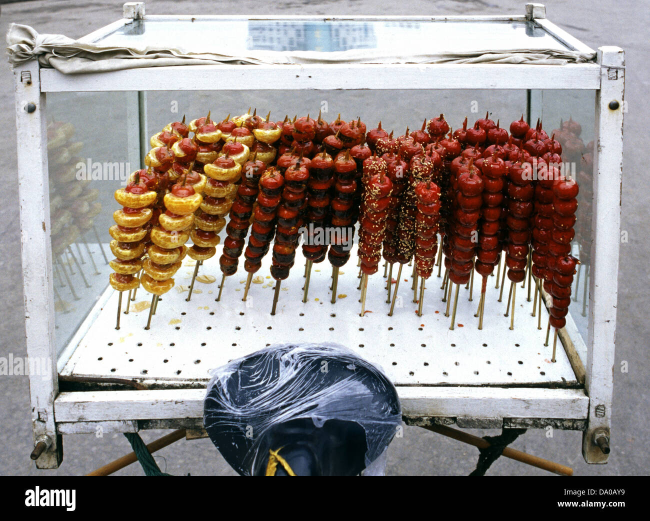 Le caramel fruits sugarcoated haw strings à vendre dans le nord de la Chine Banque D'Images