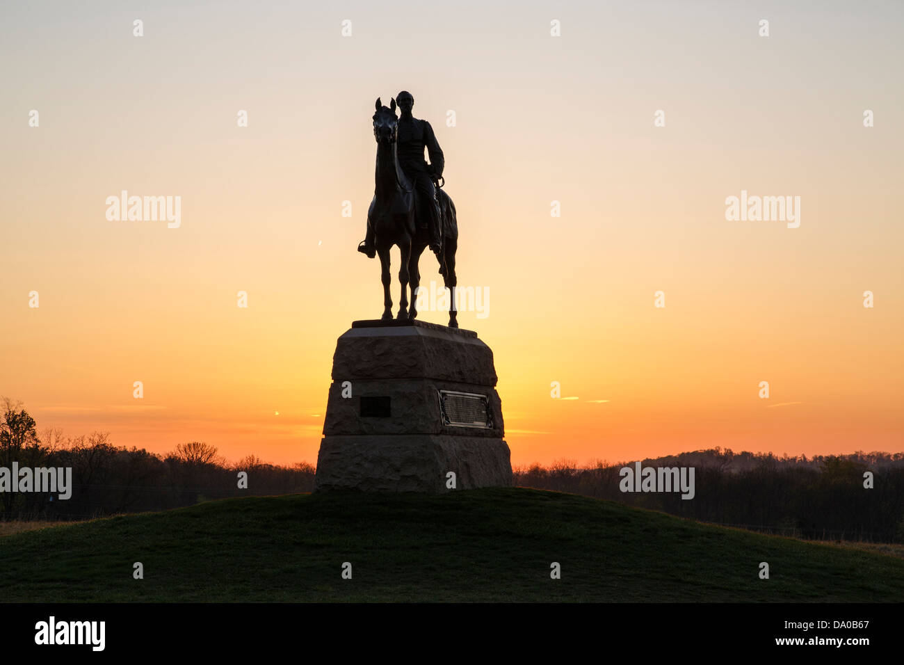 Monument de bataille d'un homme sur un cheval au lever du soleil le long de la crête de cimetière sur le Gettysburg National Military Park Banque D'Images