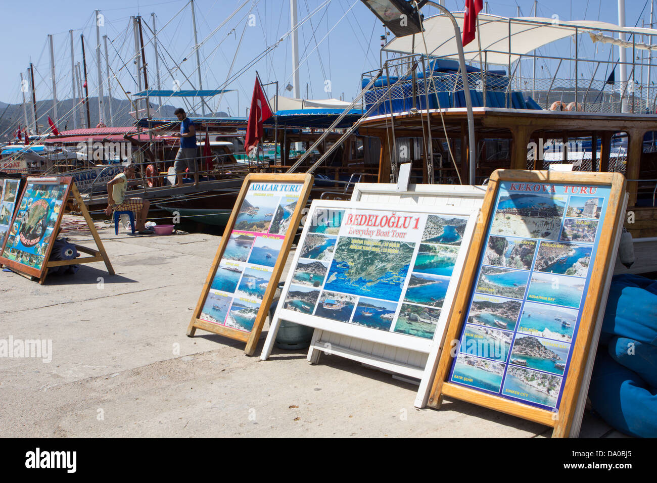 Voyage en bateau touristique panneaux publicitaires au Port de Kas, Turquie Banque D'Images