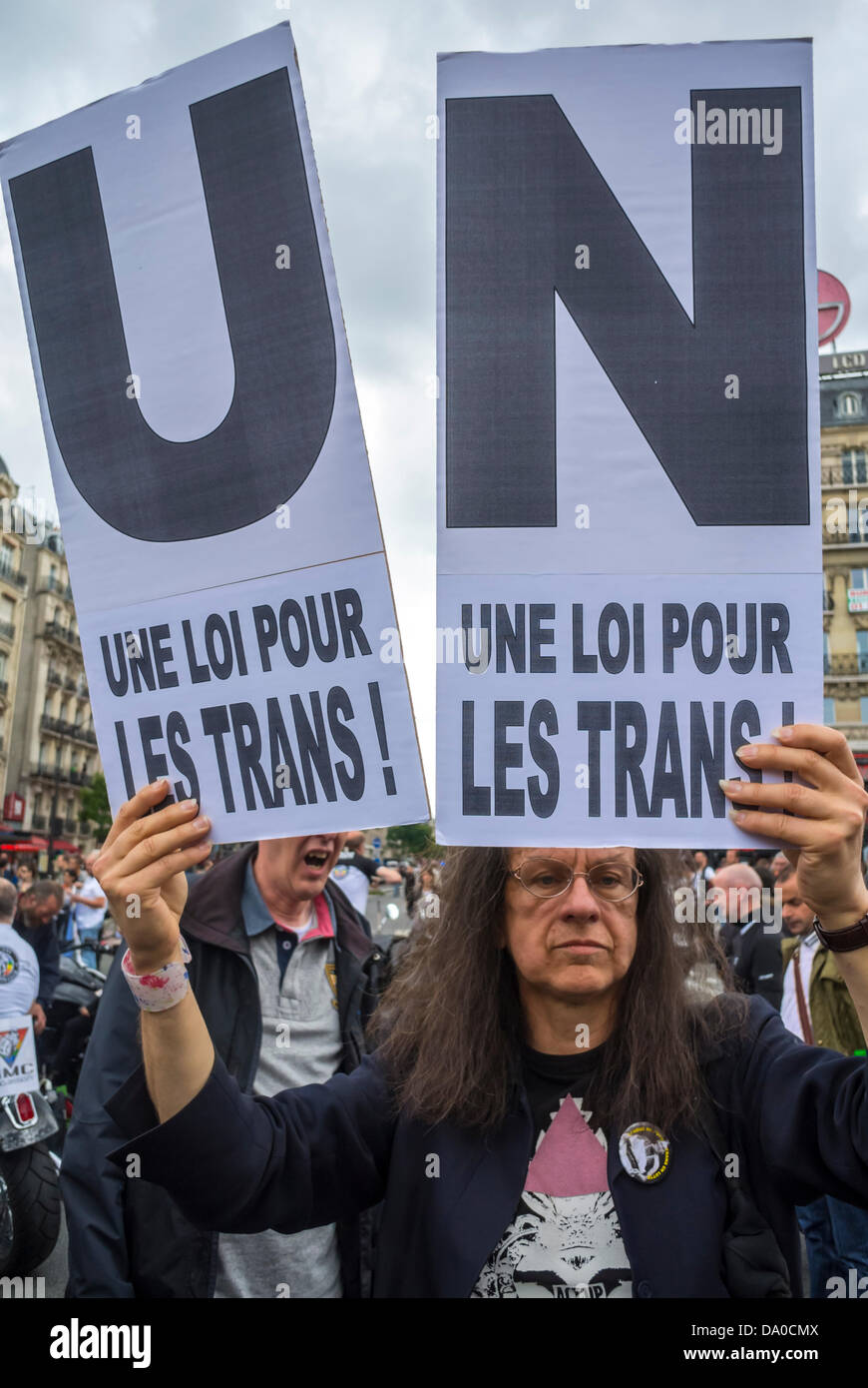 Paris, France, des groupes transgenres protestent lors de la Gay Pride annuelle, défilé des droits d'action LGBT, Portrait femme tenant des pancartes de protestation (Helene H.) Banque D'Images