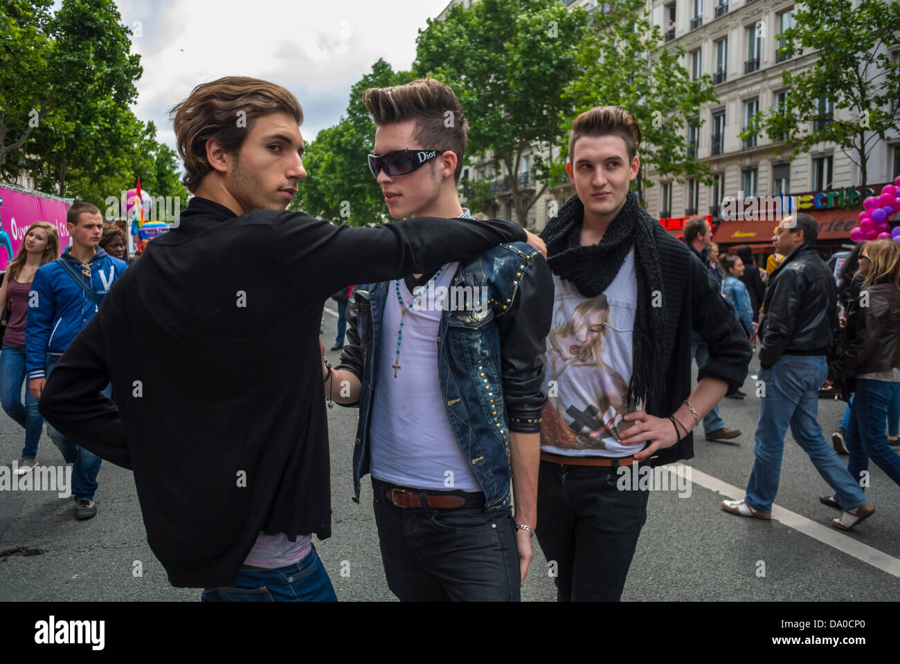 Paris, France, LGBT Français adolescents, garçons, posant dans la gay Pride  Parade annuelle, groupe d'adolescents étudiants parlant, amis dans la rue  france, la fierté des adolescents parade Photo Stock - Alamy