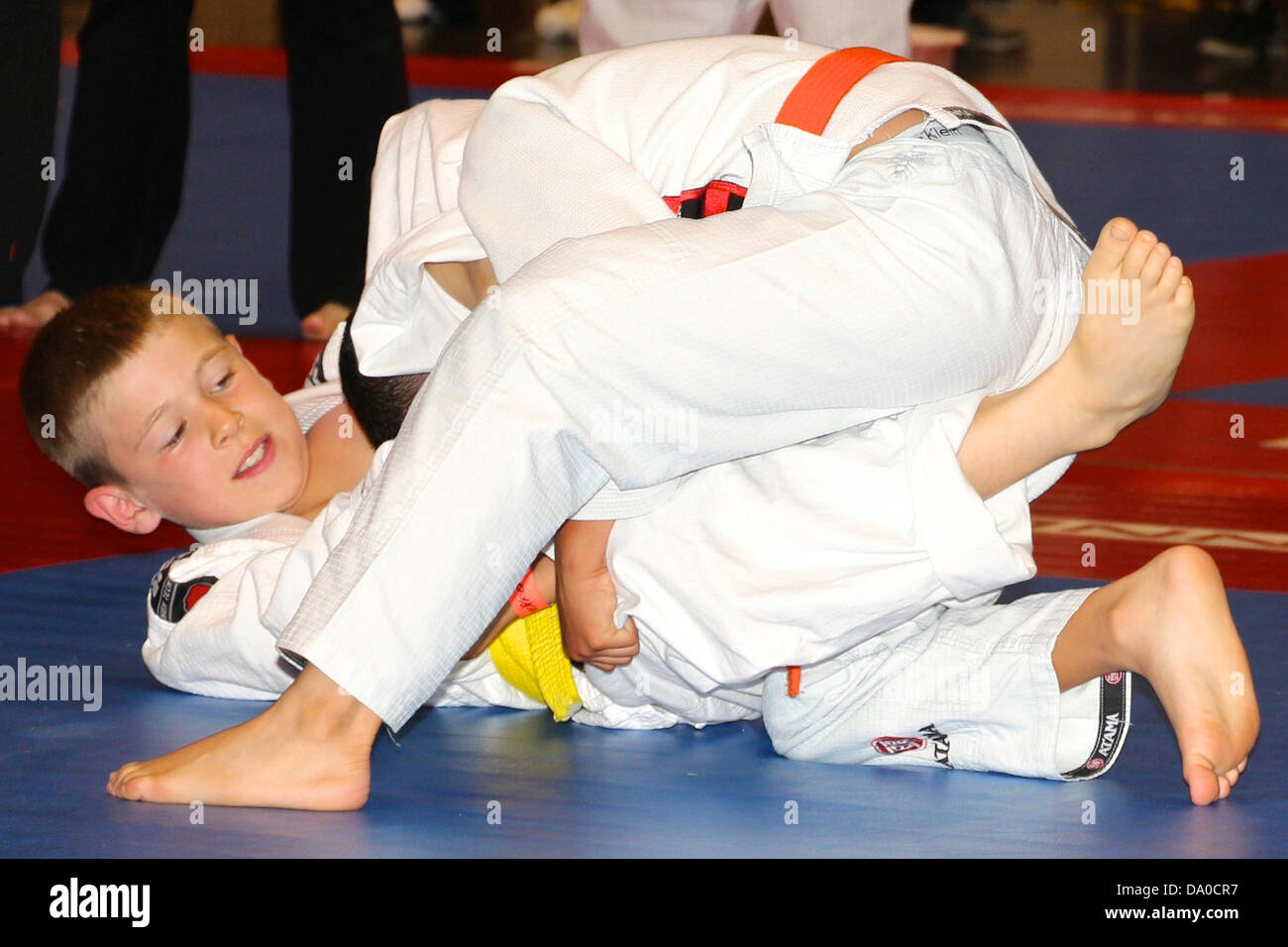 Les enfants âgés de 4 à 12 en concurrence dans un concours de jiu jitsu avec quatre minutes de matches. Banque D'Images