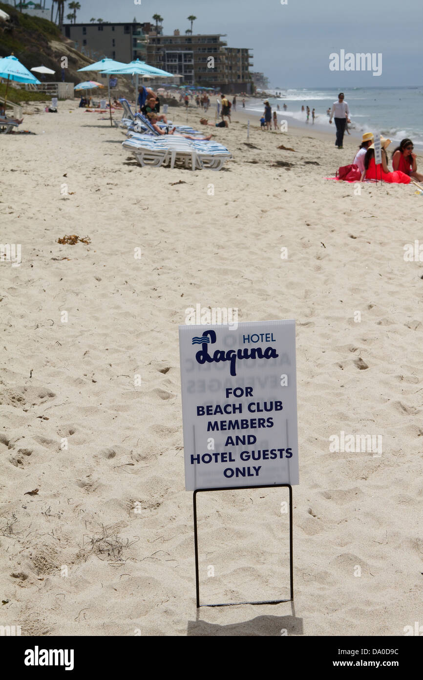 Un signe sur la plage à l'hôtel Laguna Beach club et invités seulement réservée aux membres. Laguna Beach en Californie Banque D'Images