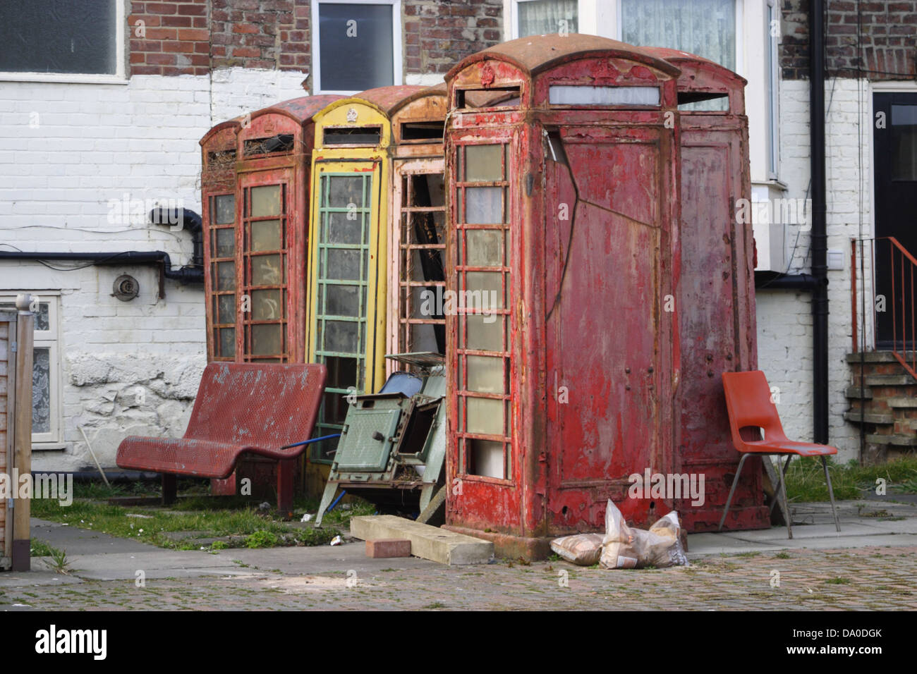 Vieille épave British Telecome boîtes téléphone rouge, le classic British  Phone box.. Aussi, la ferraille banc, chaise en plastique, vieux four Photo  Stock - Alamy