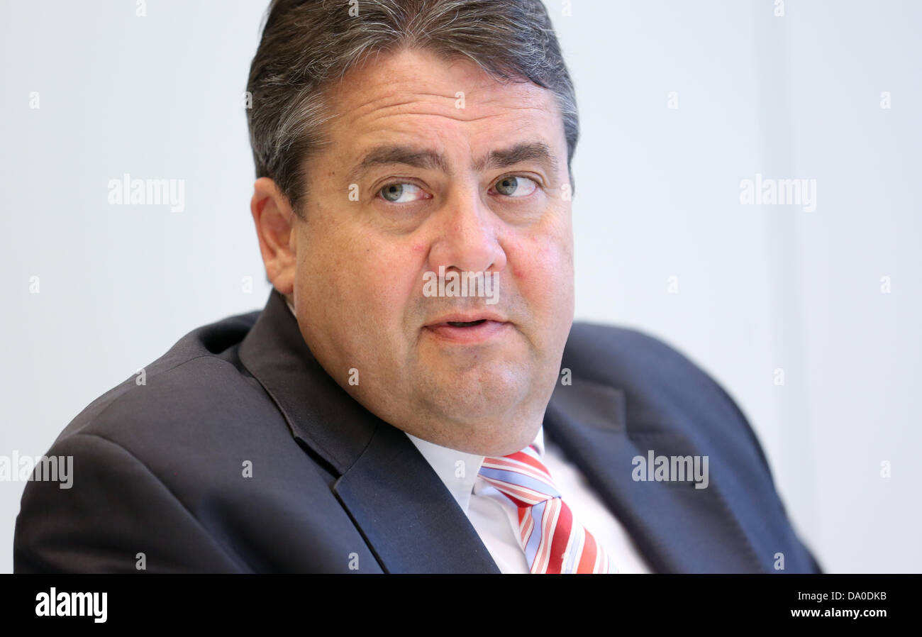 Der SPD-Parteivorsitzende Sigmar Gabriel spricht am 25.06.2013 Redakteuren à Berlin mit der Deutschen Presse-Agentur. Foto : Kay Nietfeld/dpa (Zu dpa-Interview "PD-Daten-Missbrauch bändigen : Gabriel Chef' vom 30.06.2013) Banque D'Images