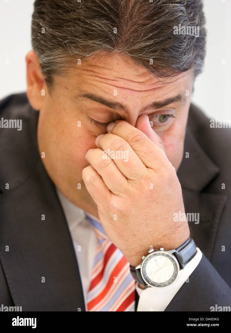 Der SPD-Parteivorsitzende Sigmar Gabriel spricht am 25.06.2013 Redakteuren à Berlin mit der Deutschen Presse-Agentur. Foto : Kay Nietfeld/dpa (Zu dpa-Interview "PD-Daten-Missbrauch bändigen : Gabriel Chef' vom 30.06.2013)  + + +(c) afp - Bildfunk + + + Banque D'Images