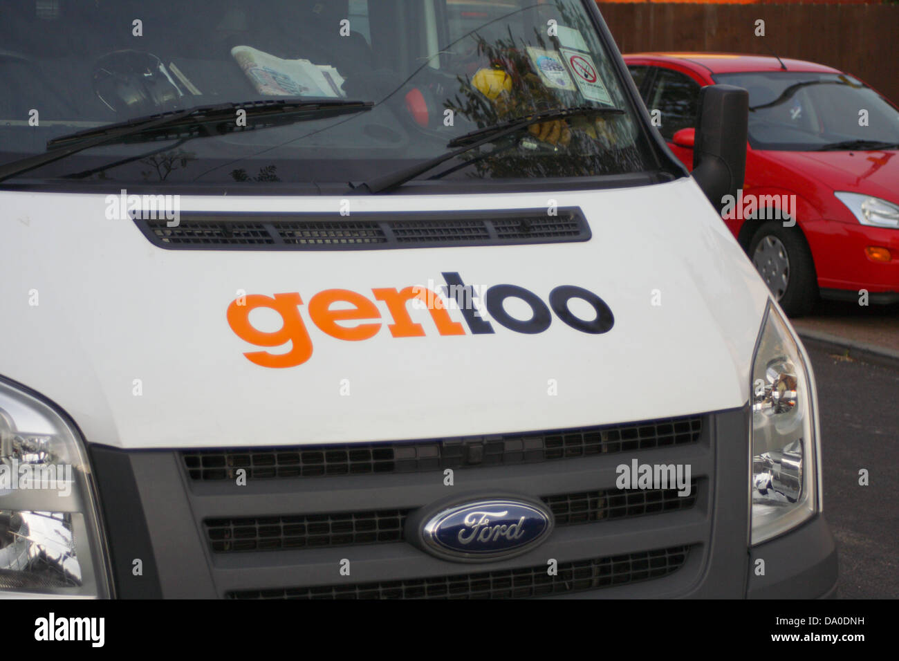 Ford Van, van stationné à Sunderland Gentoo, voiture rouge visible derrière. Banque D'Images