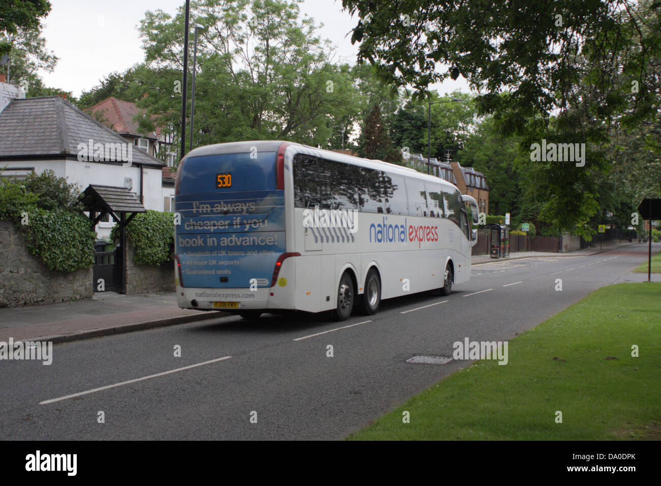 Un National Express Coach conduire sur une route à Sunderland. Banque D'Images