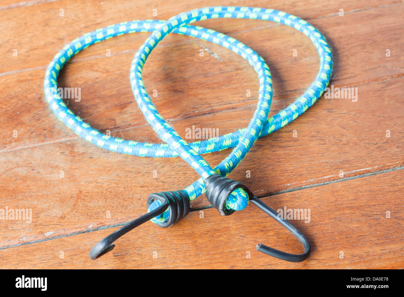 La bande caoutchouc bleu clair avec crochets en métal Banque D'Images