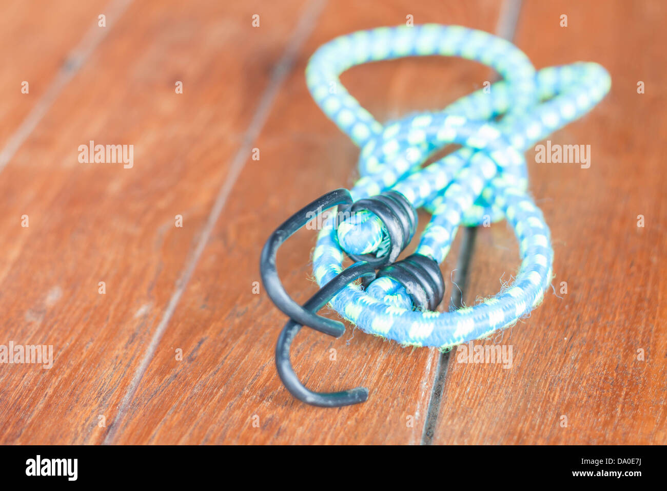 Light blue corde élastique avec crochets en métal Banque D'Images