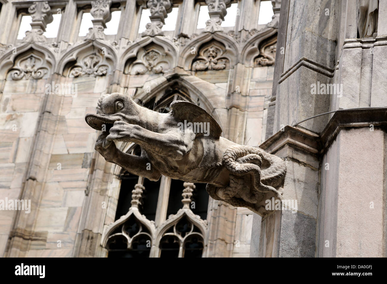 L'une des nombreuses gargouilles sur le toit du Duomo à Milan Italie Banque D'Images