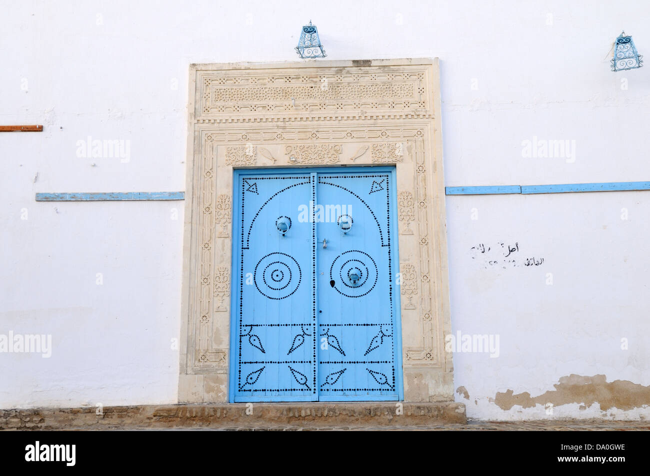 Une porte bleue typique d'une maison berbère Kairouan Tunisie Banque D'Images