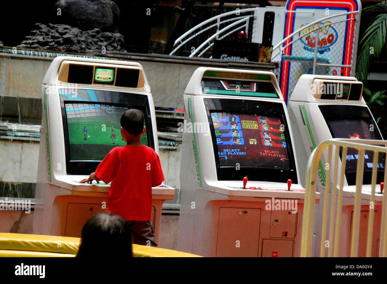Les enfants jouer à des jeux sur ordinateur un indise play house à un centre commercial Banque D'Images