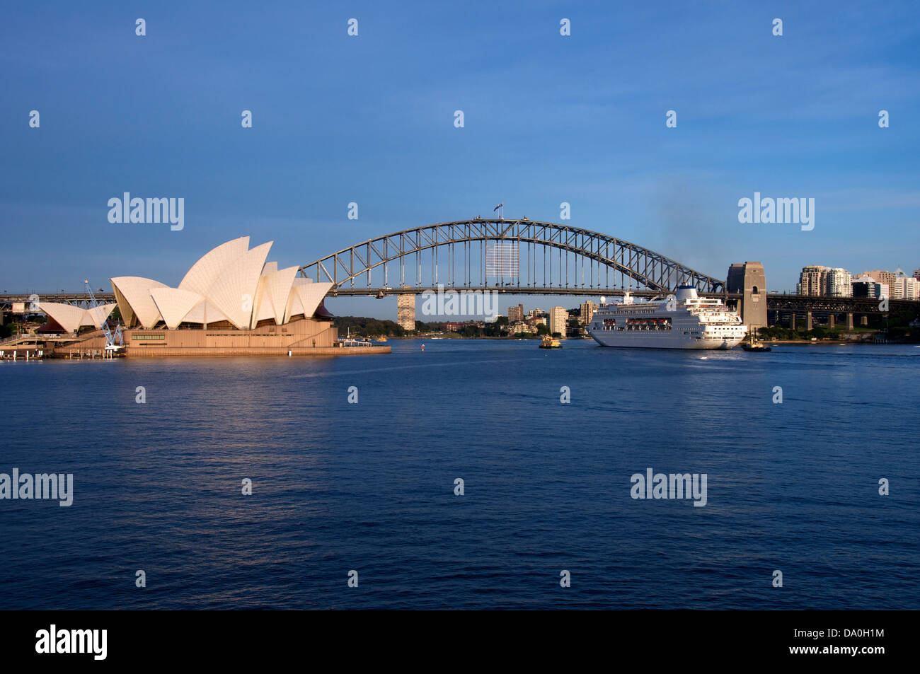 Sydney Harbour Bridge et l'Opéra avec P&O cruise ship in early morning light , Australie Banque D'Images