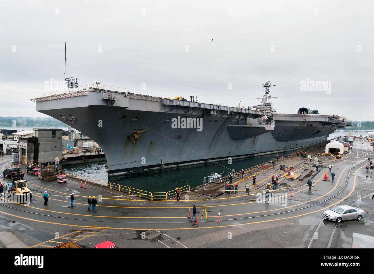 US Navy porte-avions USS John C. Stennis entre dry dock au chantier naval de Puget Sound à commencer un service de maintenance et d'aménagement le 27 juin 2013 à Bremerton, WA. Banque D'Images