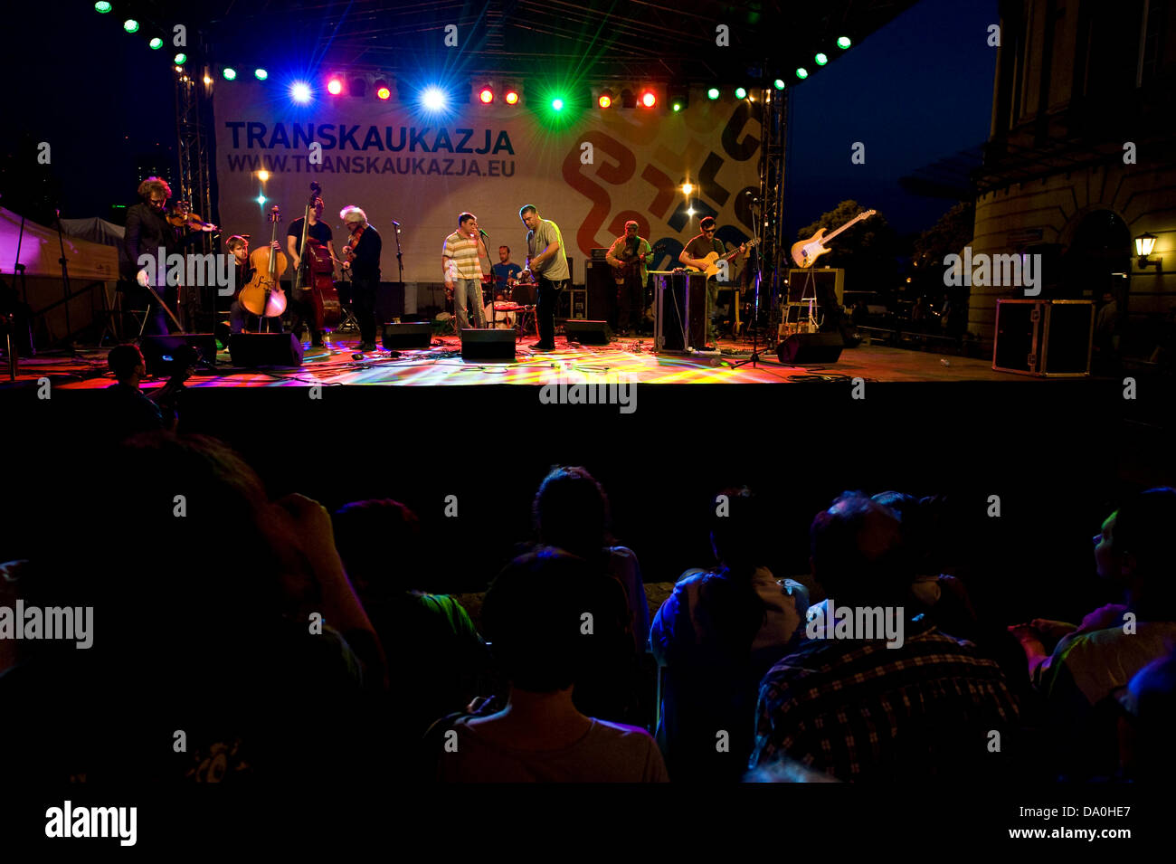 Varsovie, Pologne - 29 juin 2013 - Le clou de la présentation du Caucase pour les habitants de Varsovie a été le samedi concert en plein air et stands de nourriture à côté du chic hôtel Bristol. L'essentiel de denrées alimentaires et de la musique à partir de la Géorgie dans le Caucase ont été présentées en raison de relations très étroites entre les nations de la Pologne et de la Géorgie. Crédit : Henryk Kotowski/Alamy Live News Banque D'Images