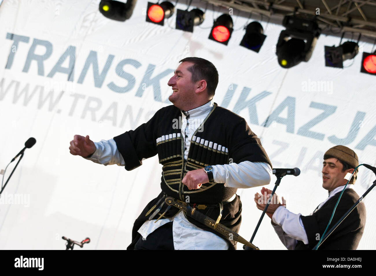 Varsovie, Pologne - 29 juin 2013 - Le clou de la présentation du Caucase pour les habitants de Varsovie a été le samedi concert en plein air et stands de nourriture à côté du chic hôtel Bristol. L'essentiel de denrées alimentaires et de la musique à partir de la Géorgie dans le Caucase ont été présentées en raison de relations très étroites entre les nations de la Pologne et de la Géorgie. Crédit : Henryk Kotowski/Alamy Live News Banque D'Images