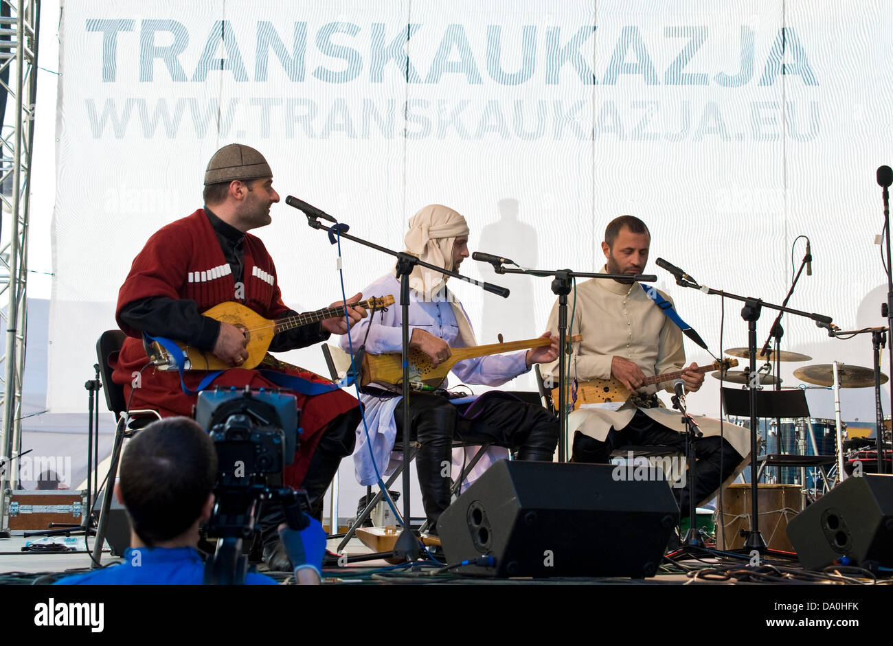 Varsovie, Pologne - 29 juin 2013 - Le clou de la présentation du Caucase pour les habitants de Varsovie a été le samedi concert en plein air et stands de nourriture à côté du chic hôtel Bristol. L'essentiel de denrées alimentaires et de la musique à partir de la Géorgie dans le Caucase ont été présentées en raison de relations très étroites entre les nations de la Pologne et de la Géorgie. Crédit : Henryk Kotowski/Alamy Live News Banque D'Images