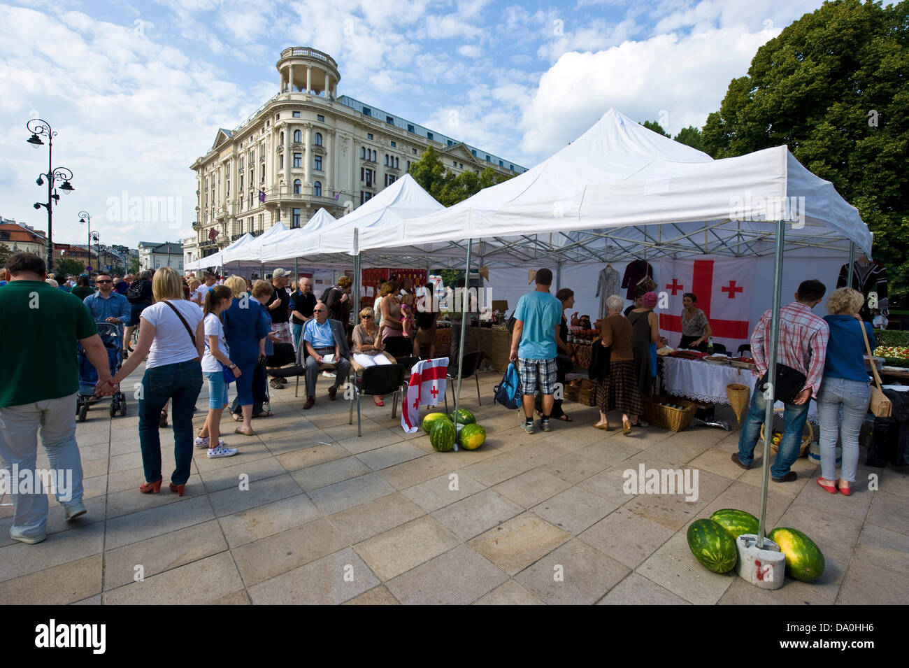 Varsovie, Pologne - 29 juin 2013 - Le clou de la présentation du Caucase pour les habitants de Varsovie a été le samedi concert en plein air et stands de nourriture à côté du chic hôtel Bristol. L'essentiel de denrées alimentaires et de la musique à partir de la Géorgie dans le Caucase ont été présentées en raison de relations très étroites entre les nations de la Pologne et de la Géorgie. Crédit : Henryk Kotowski/Alamy Live News Banque D'Images