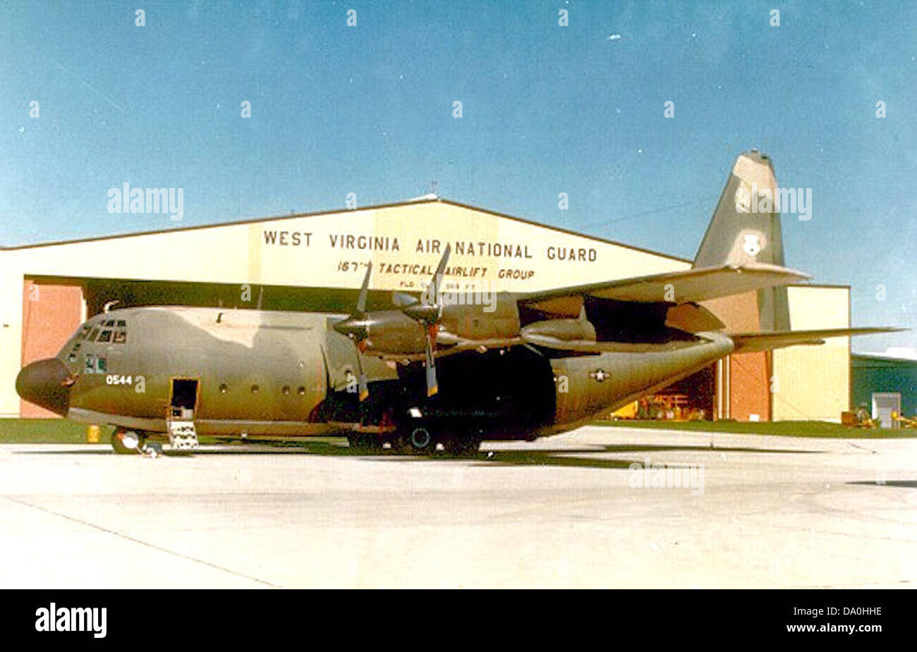 Le 167th Tactical Airlift Squadron exploite le Lockheed C-130A-9-LM Hercules, numéro de série 56-544, dans le cadre de la Garde nationale aérienne de Virginie-occidentale. Le C-130A est un avion de transport polyvalent utilisé pour les missions de transport aérien, y compris les mouvements de troupes, les largages de ravitaillement et les opérations de secours en cas de catastrophe. Banque D'Images