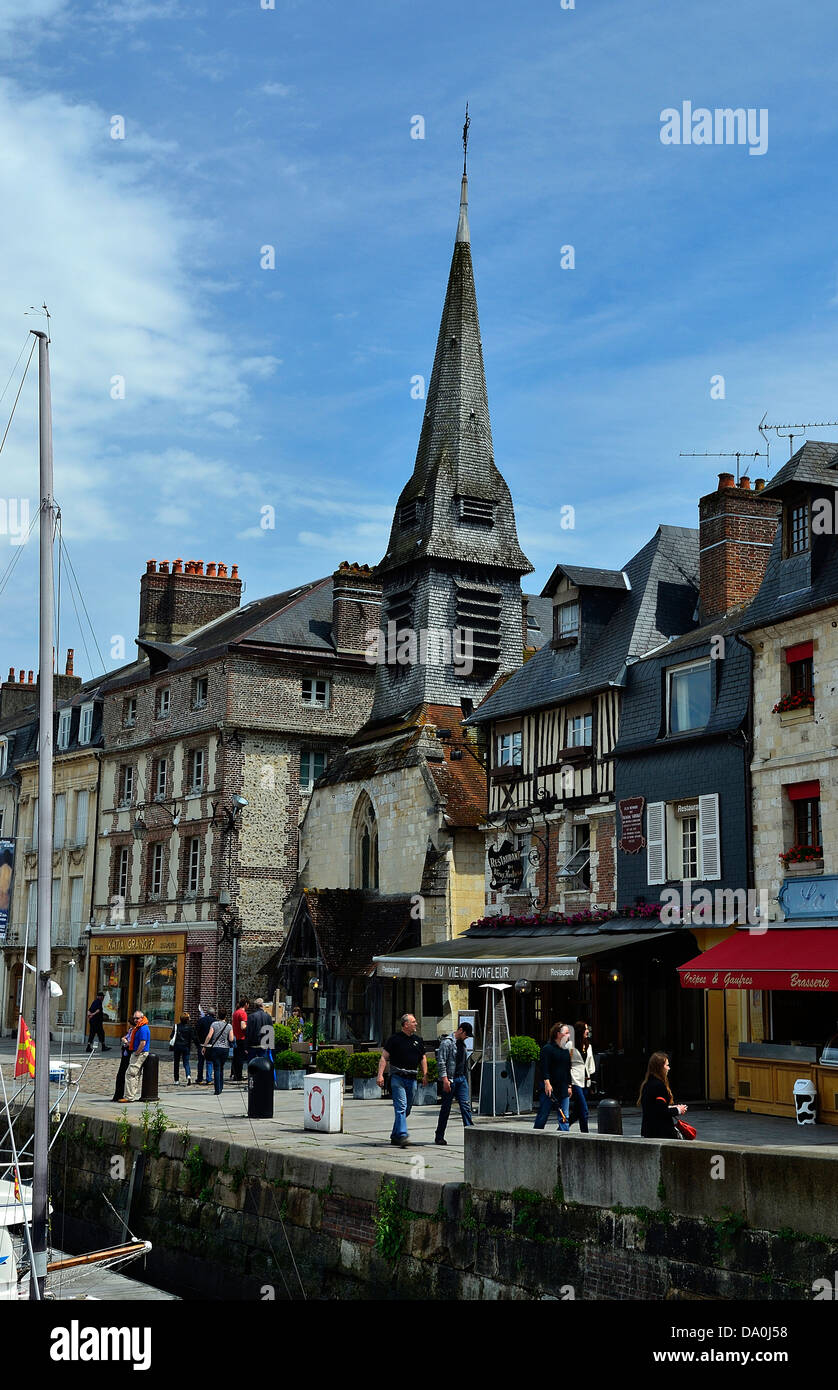 Vieux port de Honfleur, Honfleur est plus ancienne église : Saint Etienne (en fait : un musée maritime), Calvados, Normandie, France. Banque D'Images