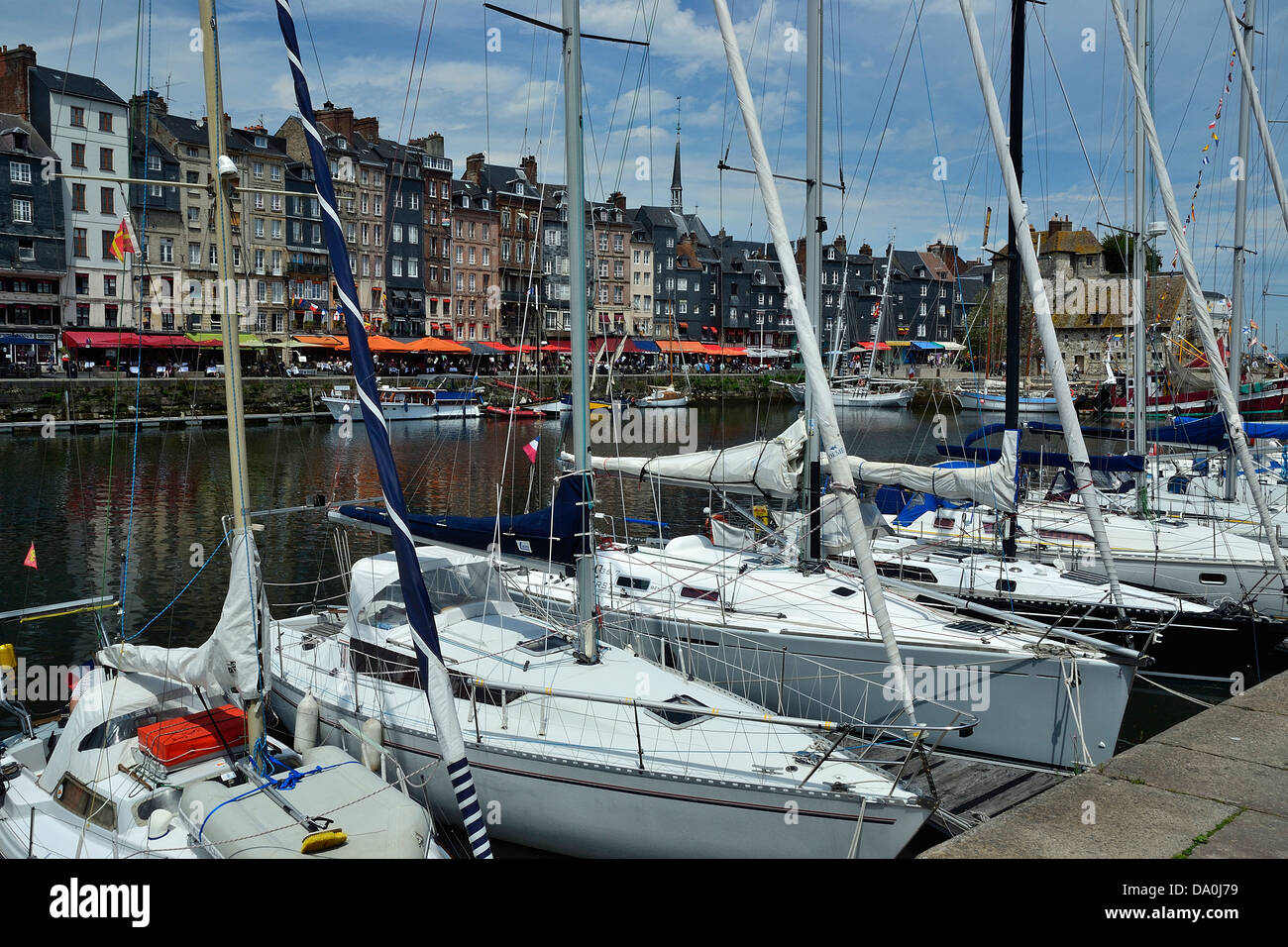 Voiliers dans le vieux port de Honfleur et les touristes à cafés. Banque D'Images