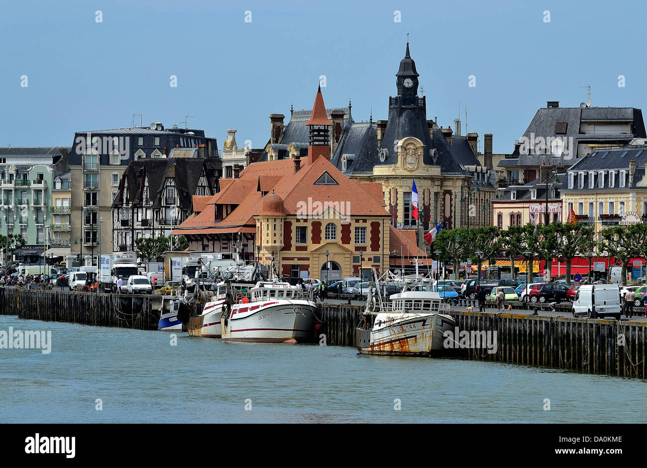 Port de Trouville-sur-Mer, de la rivière Touques, de l'hôtel de ville en arrière-plan (Calvados, Normandie, France). Banque D'Images
