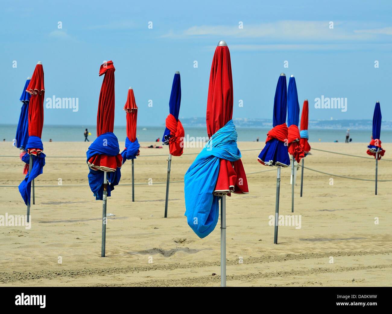 Parasols sur la plage de deauville Banque de photographies et d'images à  haute résolution - Alamy