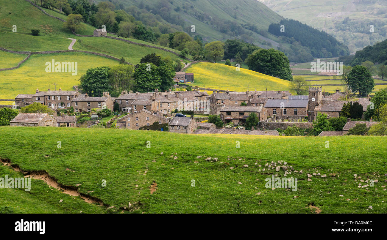 Le village de Muker, Swaledale, entouré de prairies de fauche traditionnelle. Kisdon Gorge affiché derrière le village. Banque D'Images