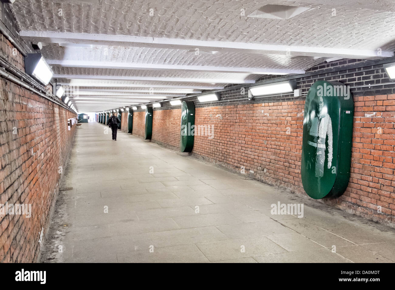 Le tunnel qui mène sous les lignes de chemin de fer de Swindon town centre pour le quartier de la gare, de la vapeur et de l'outlet McArthur Glenn Banque D'Images