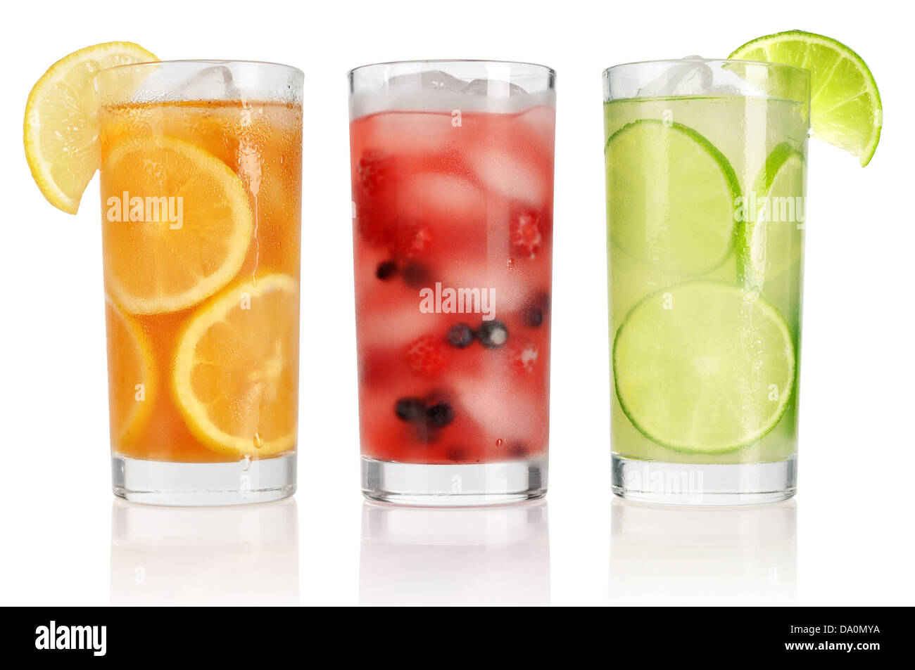 Des boissons d'été avec de la glace, les baies fraîches, citron et lime isolated on white Banque D'Images