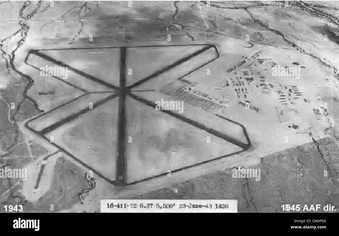 Une image historique de l'aérodrome militaire d'Ajo (AAF), Arizona, prise le 23 juin 1943. L'aérodrome était un lieu d'entraînement clé pour les forces aériennes de l'armée américaine pendant la seconde Guerre mondiale, accueillant divers avions pour la formation des pilotes et les opérations dans le sud-ouest des États-Unis. Banque D'Images