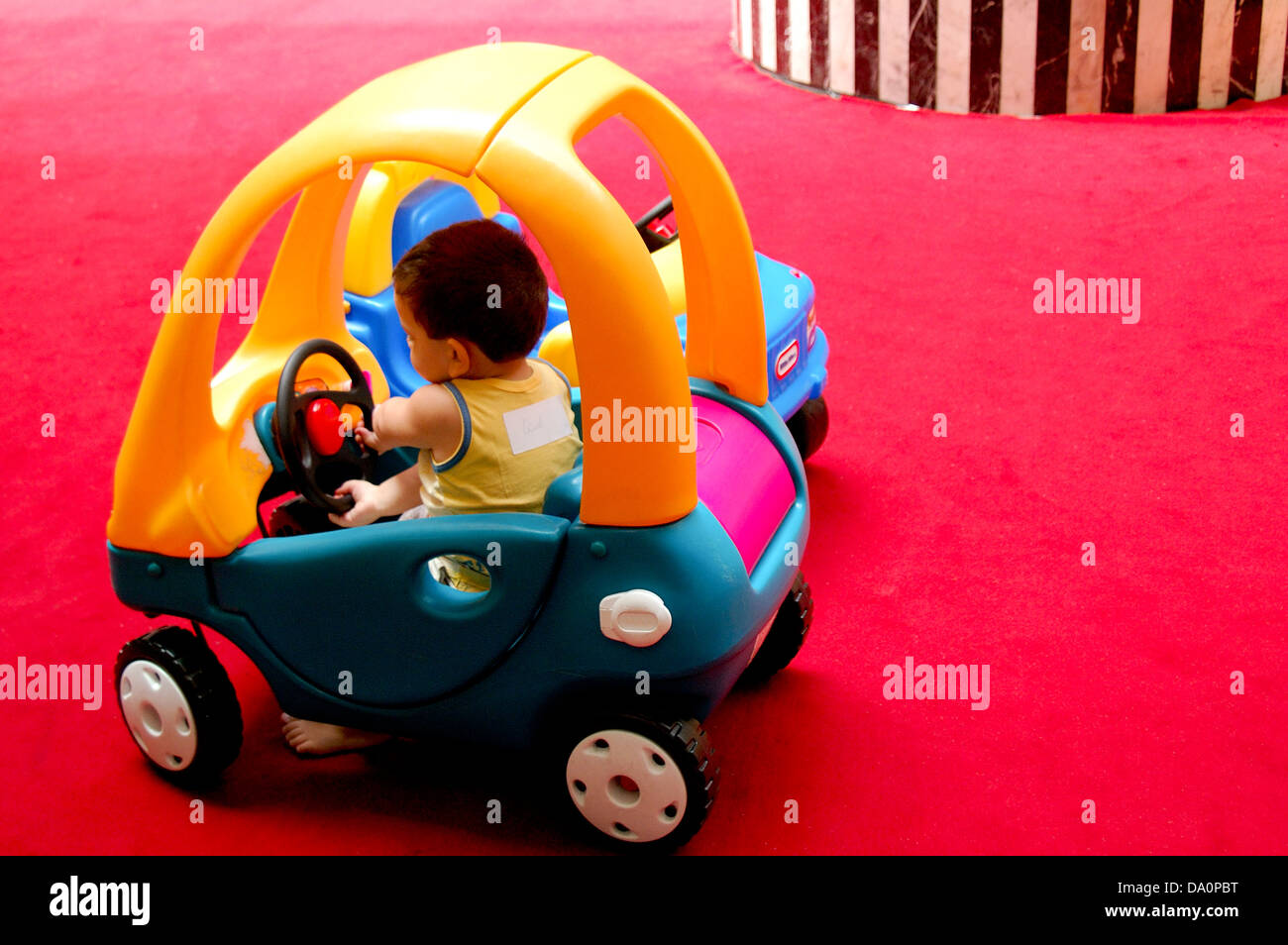 Petit enfant jouet voiture voiture à l'intérieur d'une pièce de chambre à un centre commercial Banque D'Images