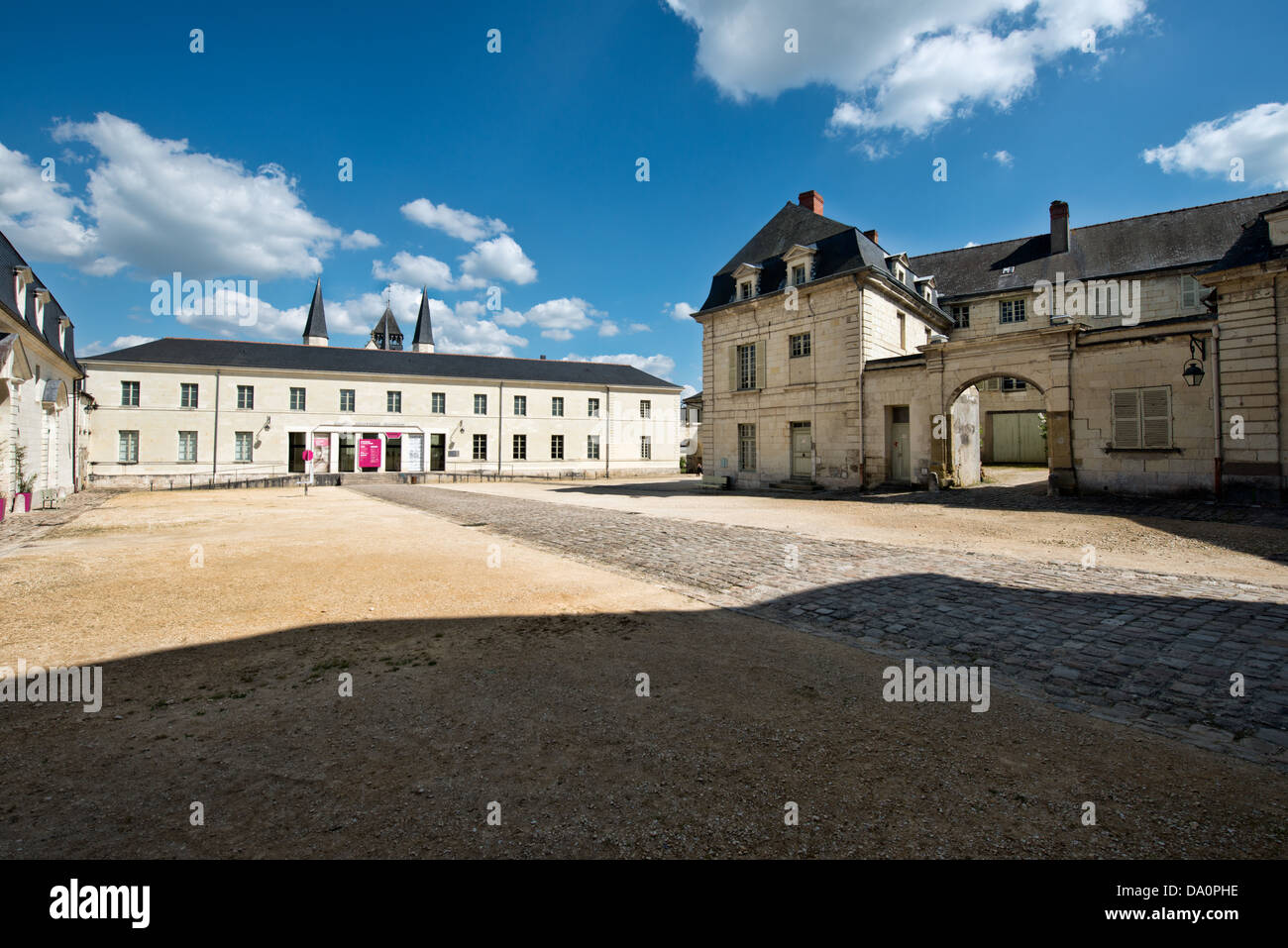 Vue de l'autre côté de la cour de l'Abbaye de Fontevraud, un jour ensoleillé dans la vallée de la Loire, France Banque D'Images