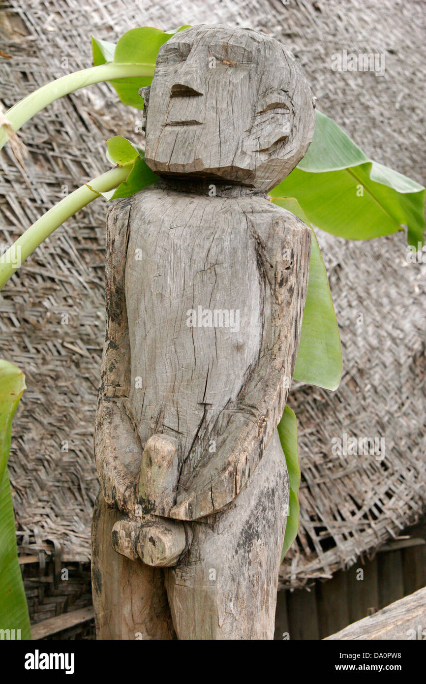 Statue en bois sculpté de naked homme tribal pénis stimulant, Musée vietnamien d'Ethnologie