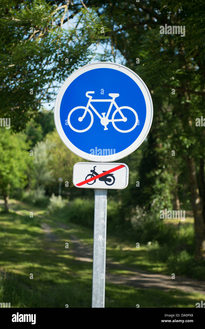 Un panneau indiquant l'entrée d'une piste cyclable français interdisant l'utilisation des cyclomoteurs et motos Banque D'Images