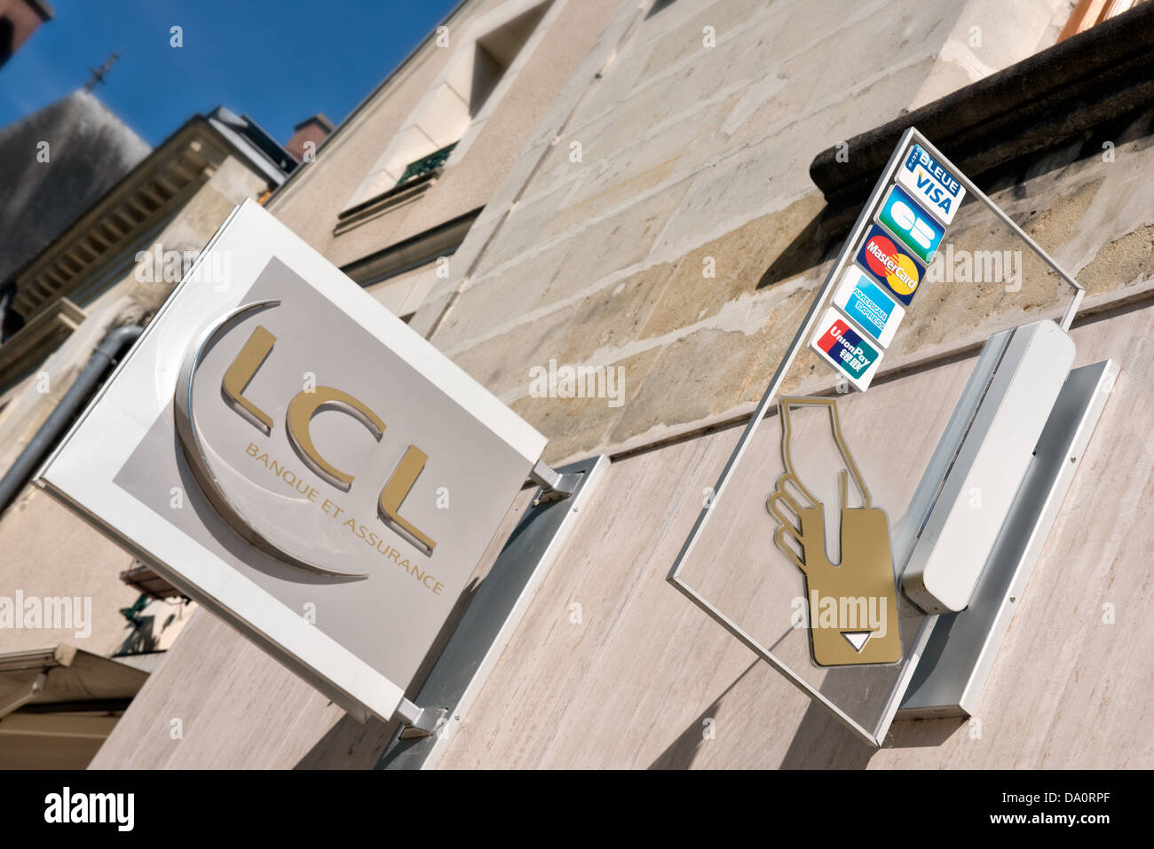 Signes bancaires acrylique monté sur un mur à l'extérieur d'une succursale de la banque française LCL montrant un logo et de cartes de crédit, en France. Banque D'Images