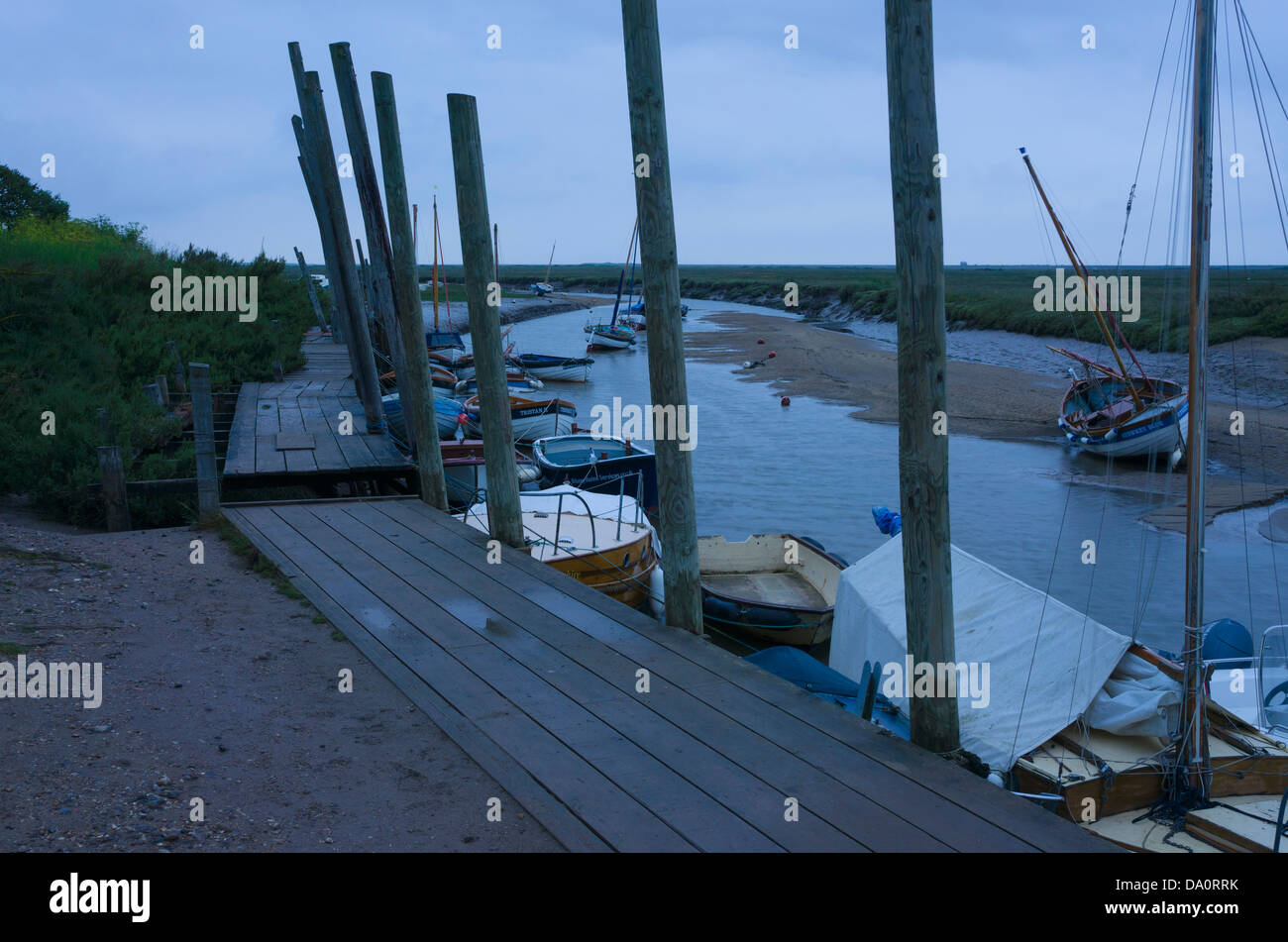 Bateaux amarrés à Blakeney quay à Norfolk Banque D'Images