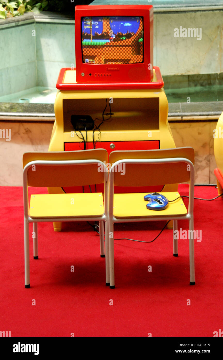 Les jeux d'ordinateur et de petites chaises pour les enfants d'un indise play house à un centre commercial Banque D'Images